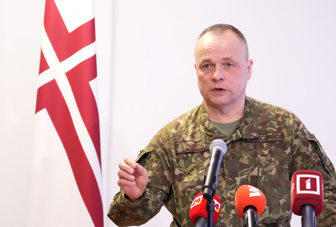 Nacionālo bruņoto spēku Apvienotā štāba priekšnieka vietnieks operacionālajos jautājumos/ Sauszemes komponenta priekšnieks brigādes ģenerālis Egils Leščinskis piedalās preses konferencē par Krāslavas novadā nokritušo dronu.