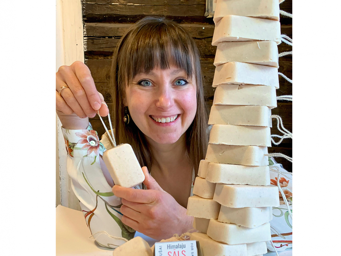 Saimniece Dana Purviņa piedāvā apgūt ziepju auksto gatavošanas procesu – vienkāršu un pārbaudītu metodi mājas apstākļos radīt dabīgu un kvalitatīvu līdzekli.