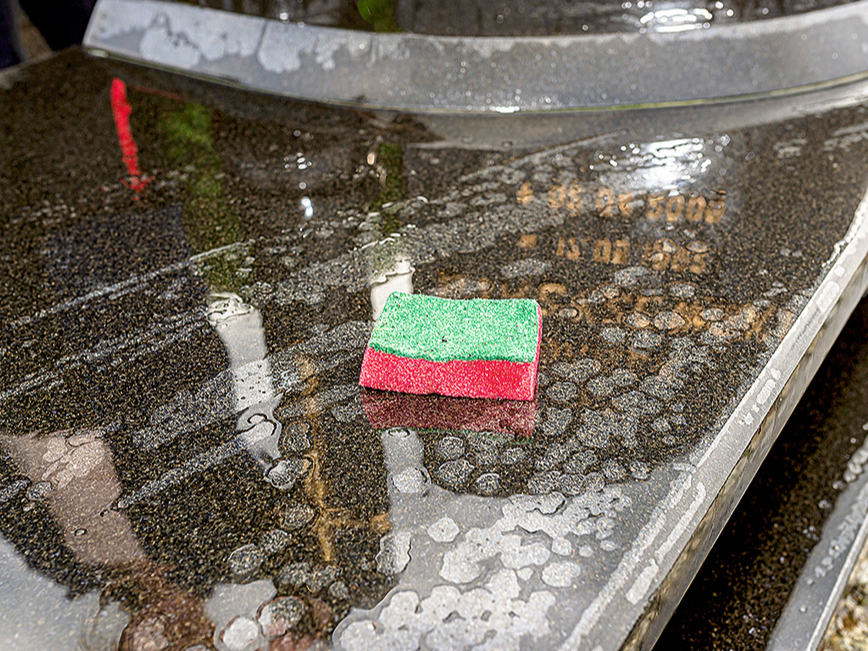 Pulētu akmens virsmu tīrīšanai izmanto mīkstu sūkli.