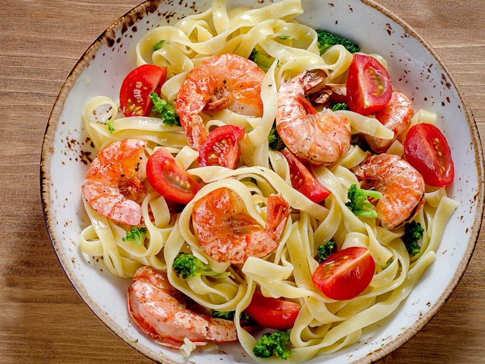 Pastas salāti ar turku zirņiem un garnelēm.