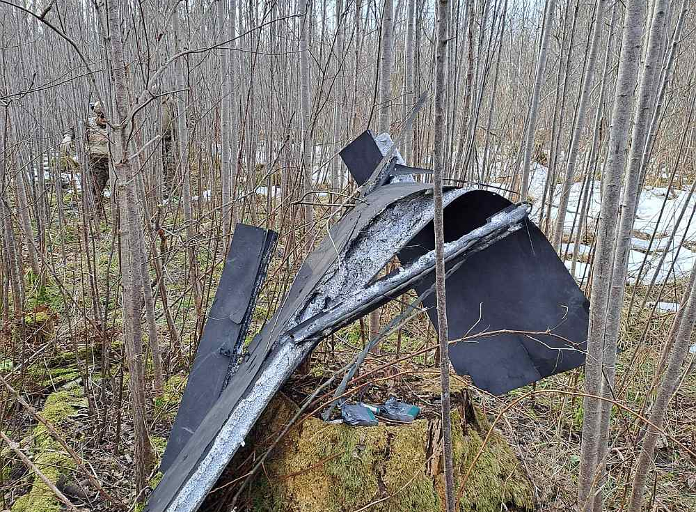 Svariņu pagasta teritorijā nokritušā drona atlūzas.