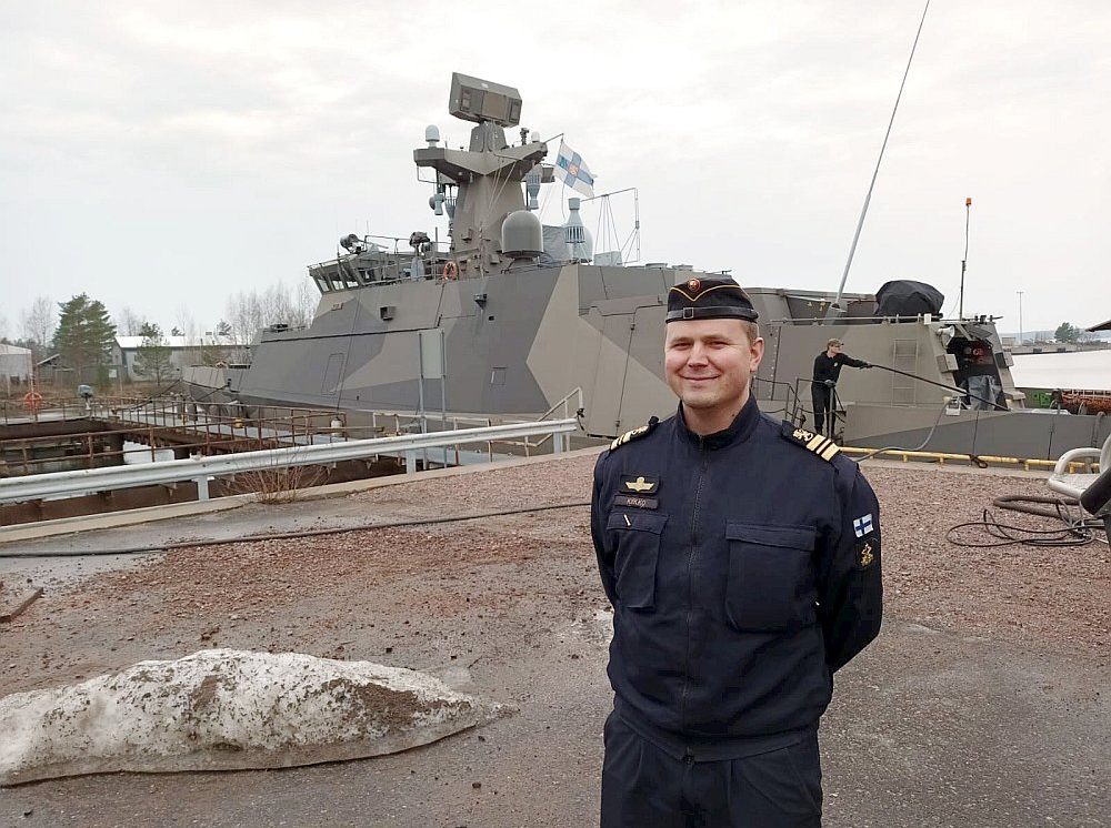 Somija arī samērā mierīgos laikos ir mērķtiecīgi attīstījusi pati savu militāro rūpniecību. Attēlā: Somijā ražots krasta apsardzes kuģis. Arī Apvienoto reaģēšanas spēku līderi samita ietvaros apmeklēs citu jaunu militāro patruļkuģi, ko var izmantot visu gadu un jebkuros apstākļos Baltijas jūrā robežapsardzības uzturēšanai, meklēšanas un glābšanas operācijām, kā arī naftas noplūdes seku likvidēšanai jūrā.