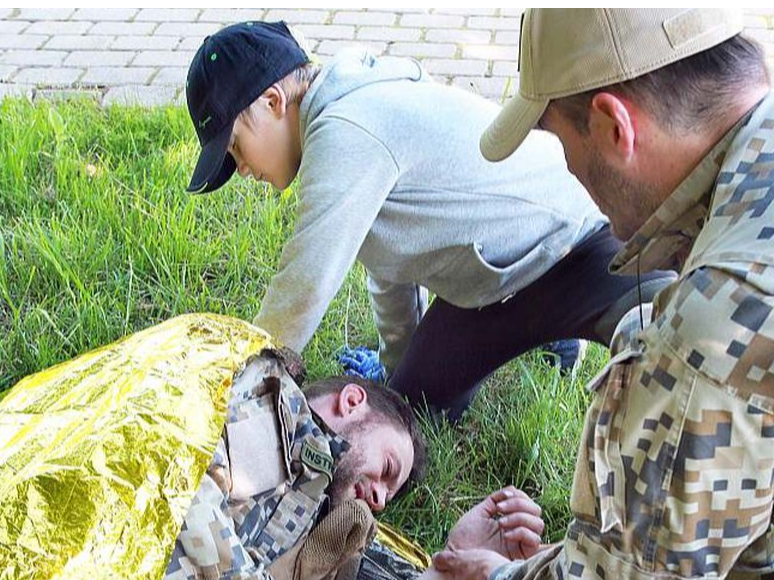 Jaunsargu apmācības pirmās palīdzības sniegšanā.
