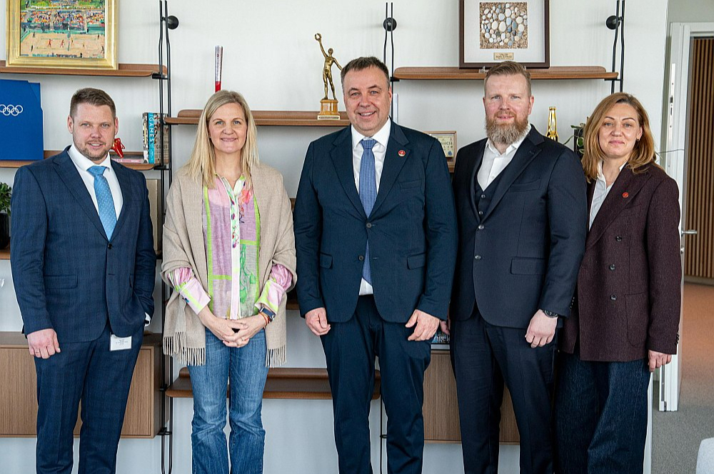 Pozējot kopīgajam foto, visi ir smaidīgi, bet sarunas gaita nemaz neesot bijusi tik draudzīga. No kreisās: LOK sporta direktors Juris Šics, SOK prezidente Kirstija Koventrija, LOK prezidents Raimonds Lazdiņš, ģenerālsekretārs Raitis Keselis un starptautisko programmu vadītāja Maruta Taima.