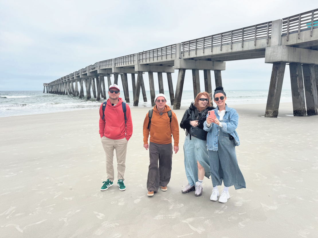 "Četri uz koferiem".