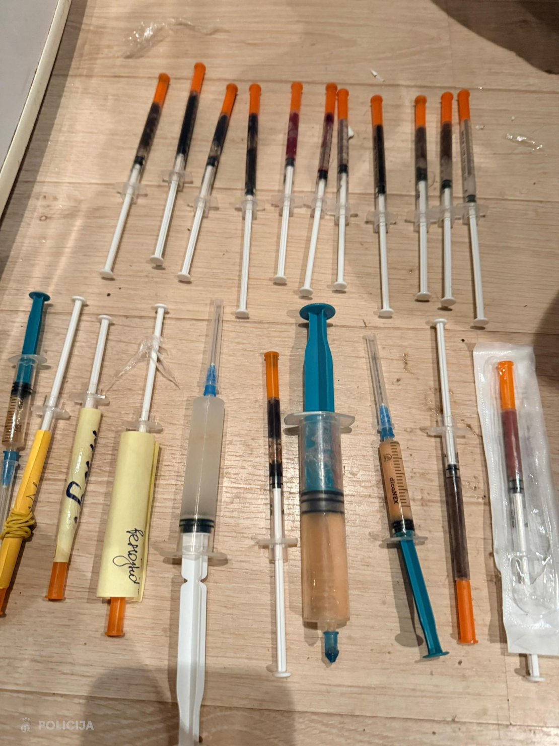 Valsts policija Rīgā izņem narkotikas.