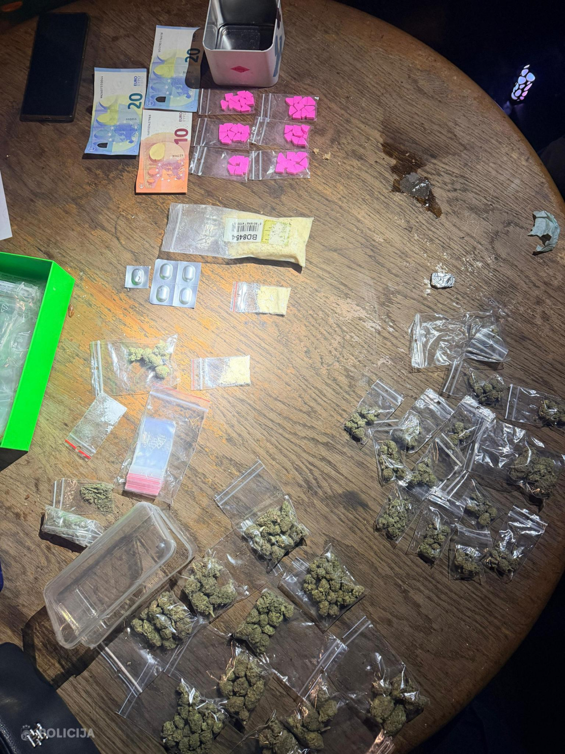 Valsts policija Rīgā izņem narkotikas.