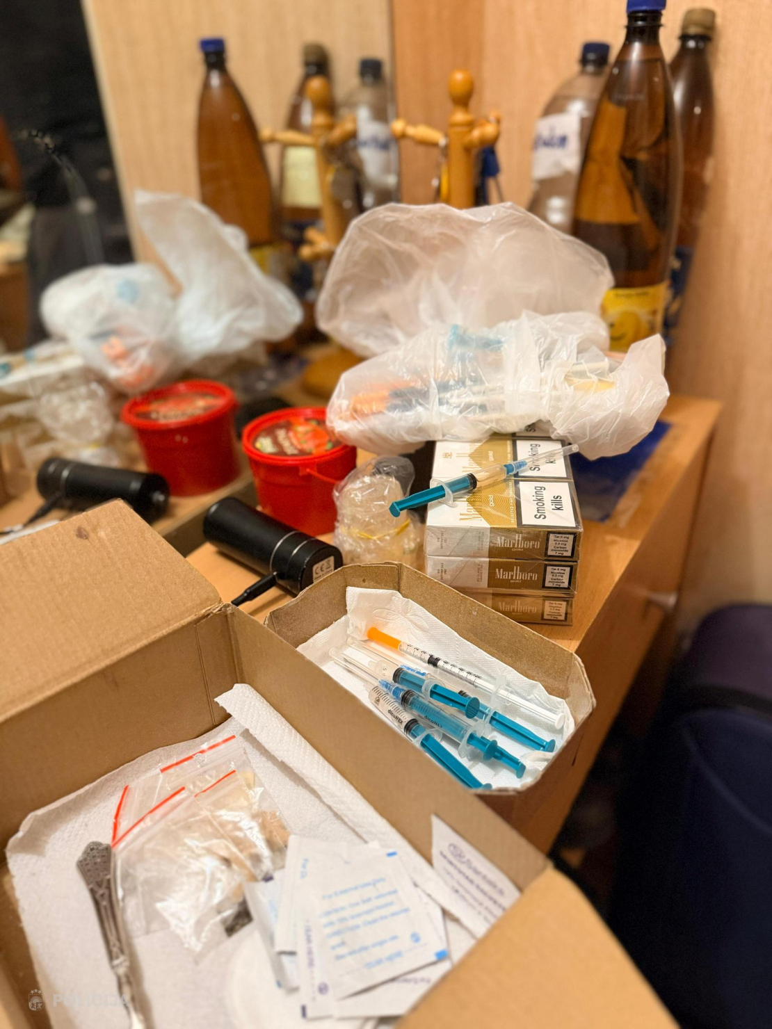 Valsts policija Rīgā izņem narkotikas.