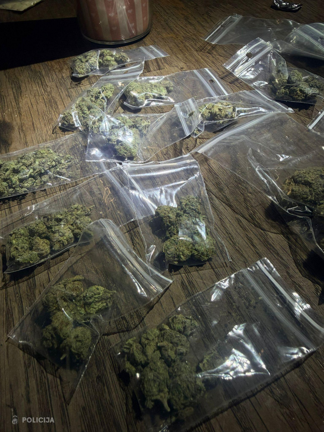 Valsts policija Rīgā izņem narkotikas.