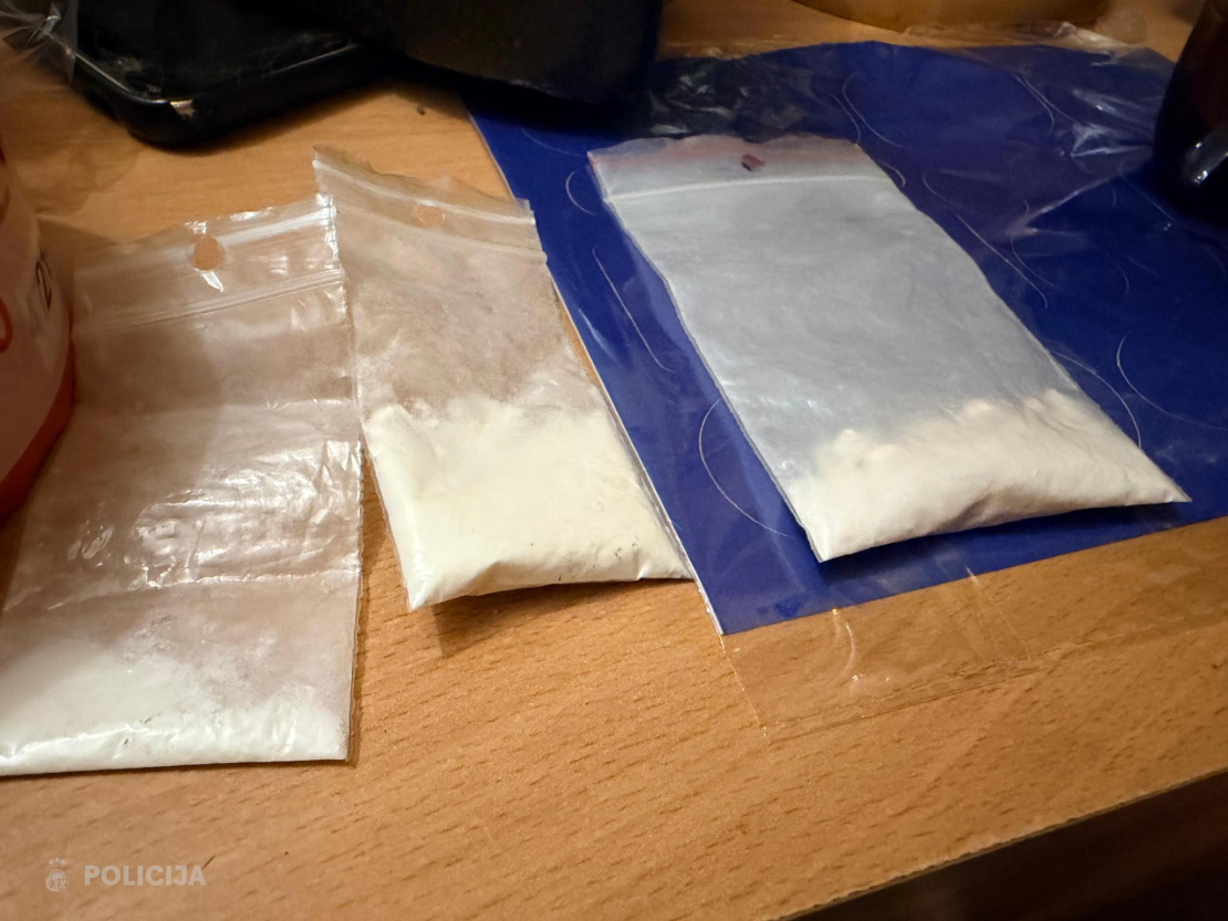 Valsts policija Rīgā izņem narkotikas.