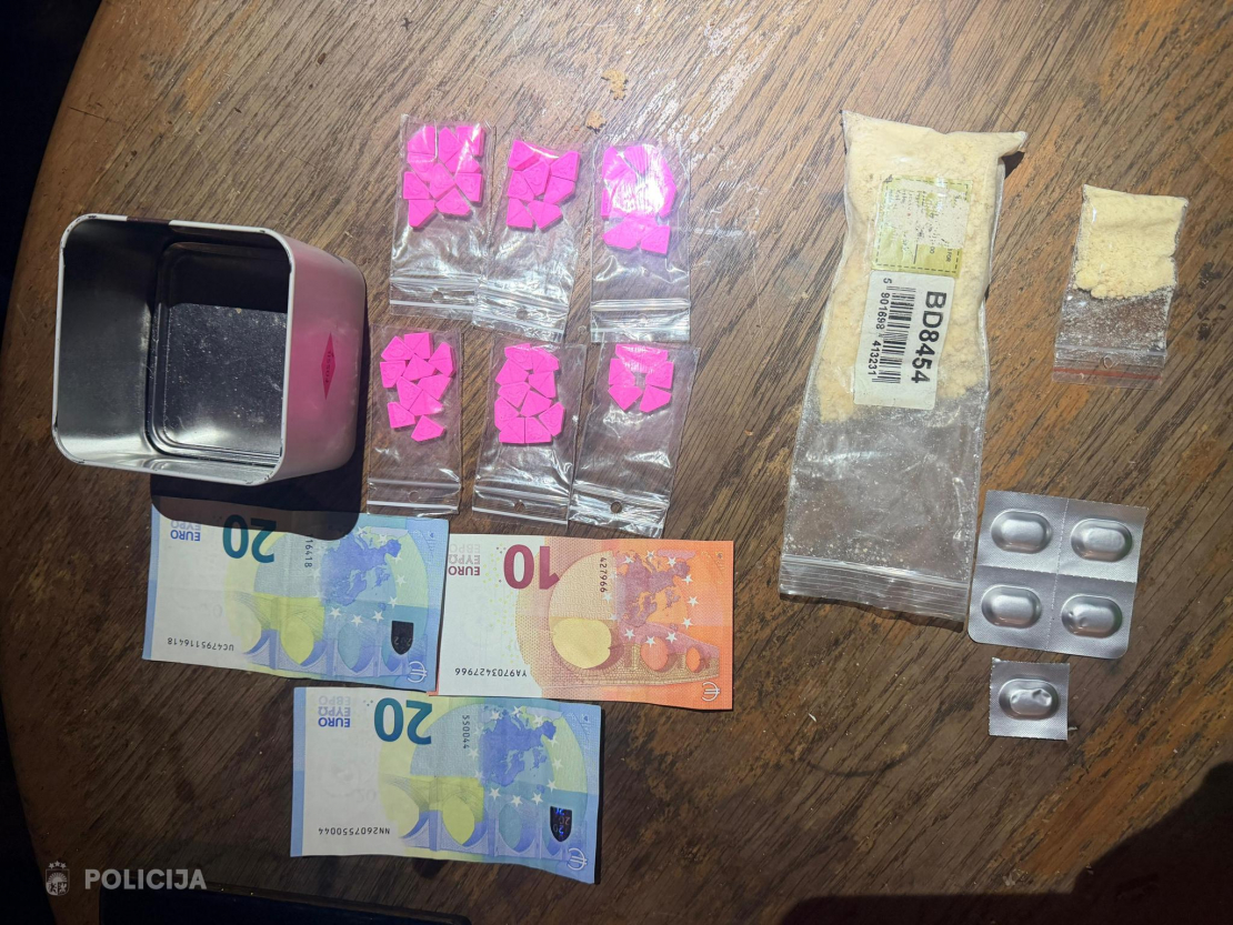 Valsts policija Rīgā izņem narkotikas.