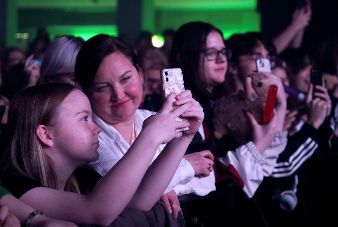 Bērns izmanto viedtālruni. Ilustratīvs attēls.