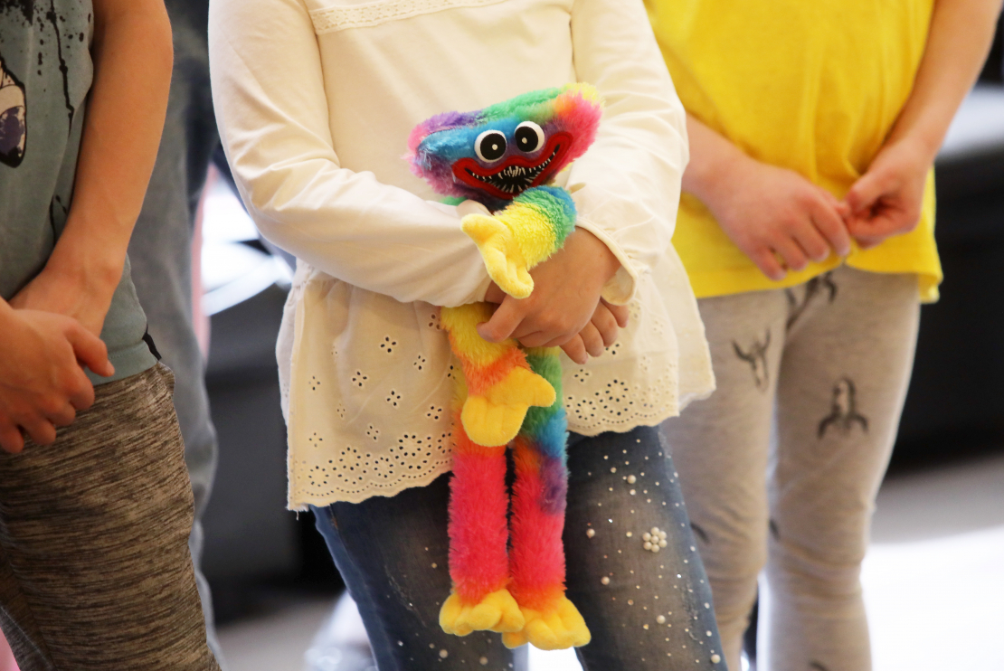 Bērns tur rotaļlietu. Ilustratīvs attēls.