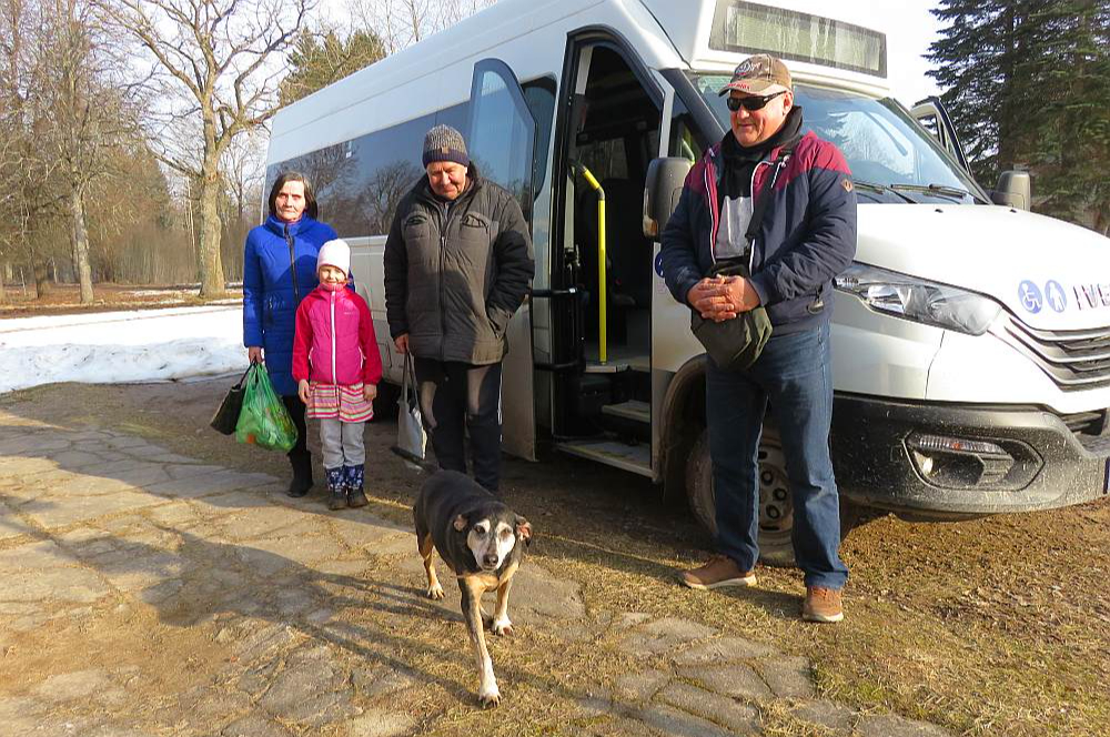 Ar šoferi Raimondu pie stūres autobuss no Gulbenes nokļuvis līdz galapieturai Letēs. Pasažieri Valdi sagaida mazmeitiņa Madara un Reksis. No ciemošanās mājās atgriezusies Mārīte.