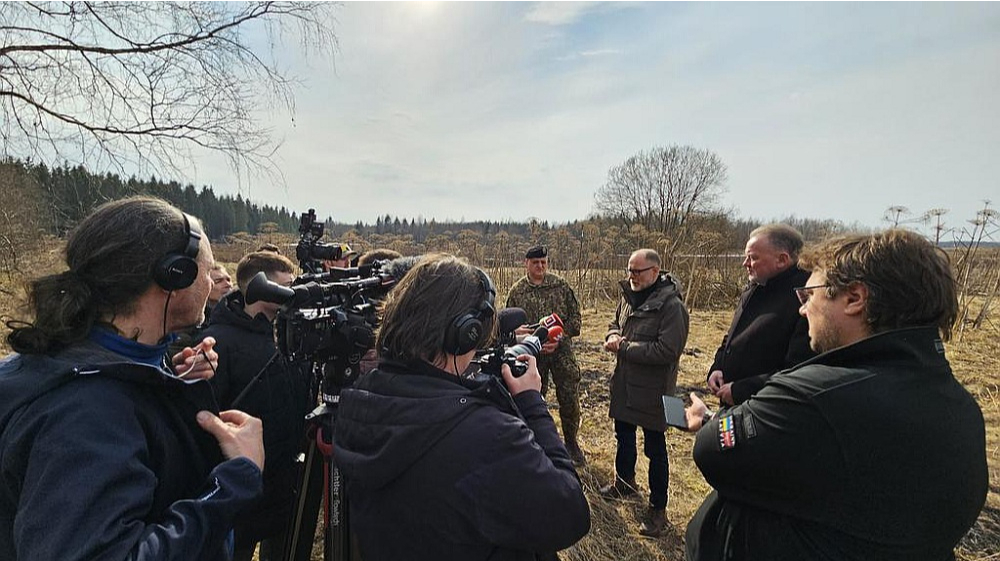 Žurnālisti Krāslavas novada Svariņu pagasta Dobročinā iztaujā aizsardzības ministru Andri Sprūdu, pulkvežleitnantu Pēteri Suveizdu un Krāslavas novada domes priekšsēdētāju Gunāru Upenieku.