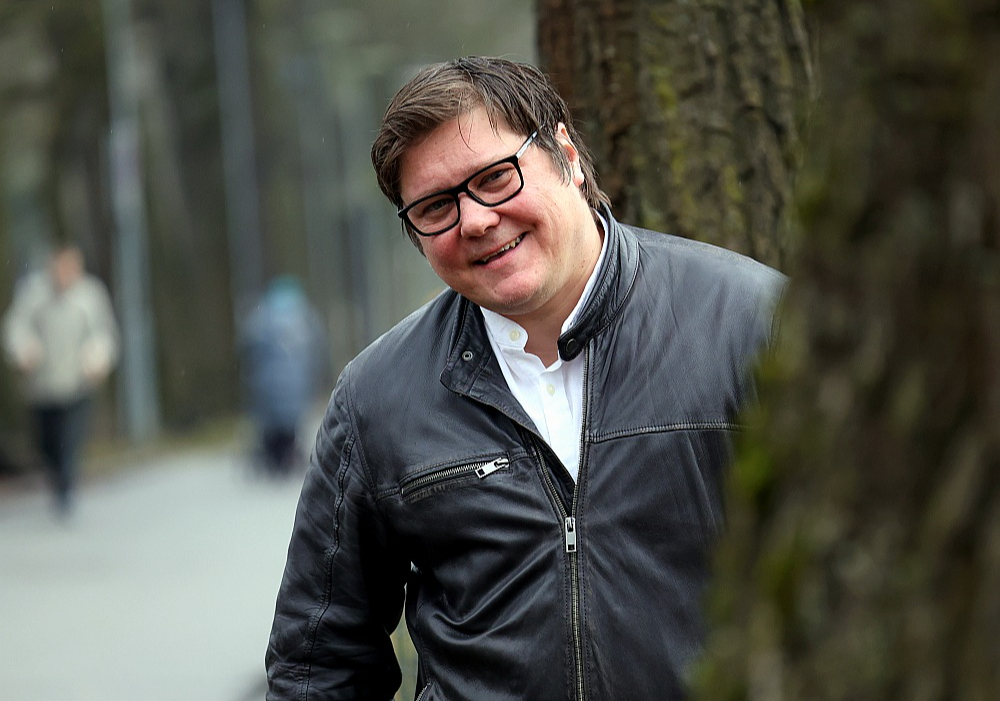 Mārtiņš Egliens: "Veidojot šo uzvedumu, rīkojāmies pēc principa – kā ieraugām absurdu, tā cenšamies to izplest līdz vēl lielākam absurdam."