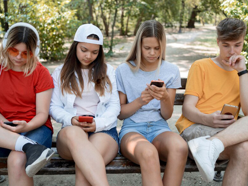 Bērni skatās telefonā. Ilustratīvs attēls.