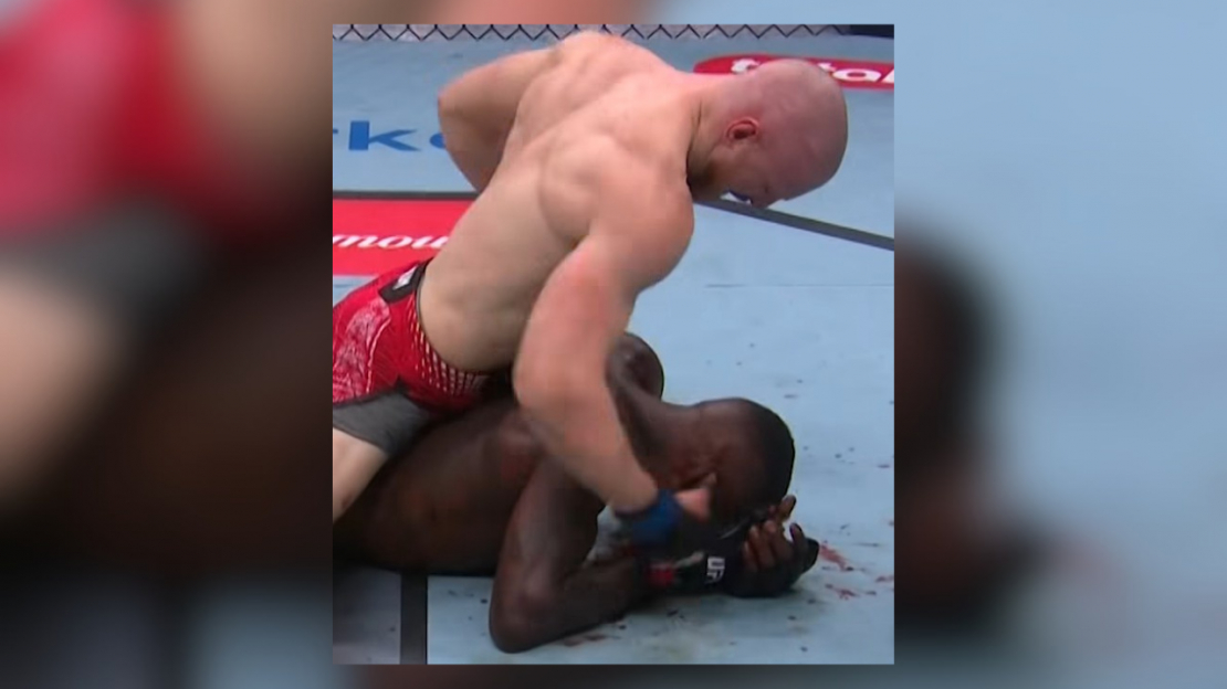 Džo Paifers nokautē Izraēlu Adesanju.