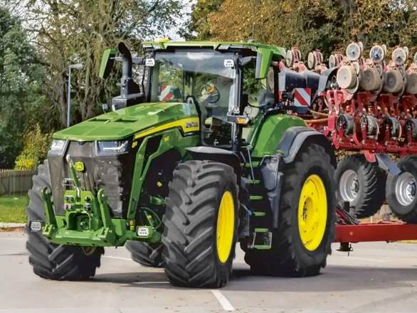 'John Deere 8R' traktors.