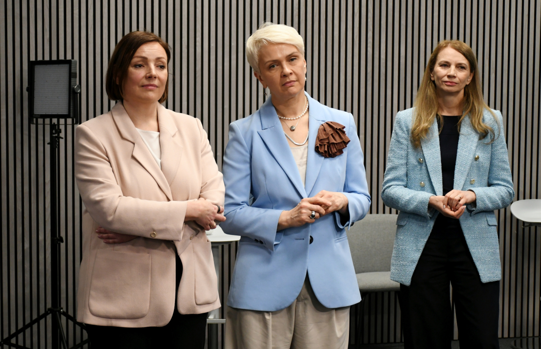 Latvijas Sabiedriskā medija (LSM) valdes locekle programmu un pakalpojumu attīstības jautājumos Ieva Aile (no kreisās), LSM valdes priekšsēdētāja Baiba Zūzena un LSM galvenā redaktore Anita Brauna.