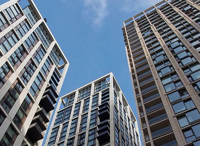 Ekonomiskā vide mājokļa iegādei ir salīdzinoši labvēlīga – algas turpina augt, iedzīvotāju noskaņojums pakāpeniski uzlabojas un tirgū palielinās jauno projektu piedāvājums. Tas uztur interesi par mājokļa iegādi un veicina kreditēšanas aktivitāti.