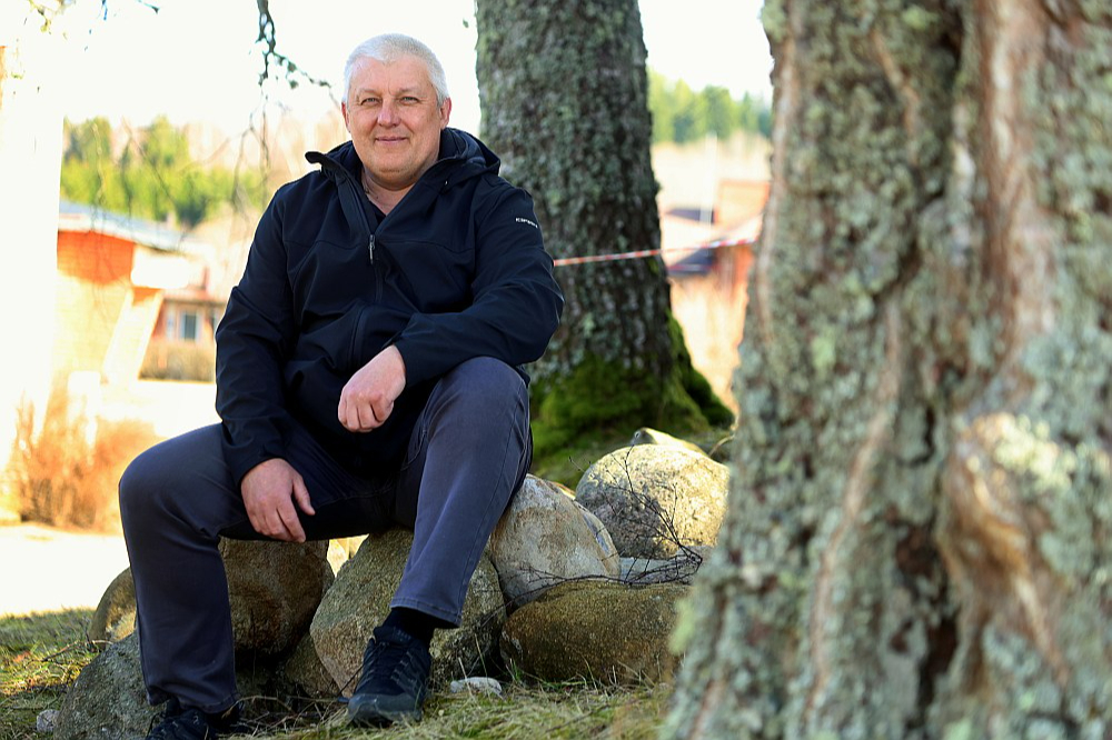 Zosēnu kooperatīvās krājaizdevu sabiedrības valdes priekšsēdētājs Jānis Livčāns: "Mūsu priekšrocība ir tā, ka mēs strādājam šeit – Cēsu un apkārtējos novados – un bankas nemaz tik labprāt kredītus šeit neizsniedz. Kredītu nekustamā īpašuma pirkšanai šajos novados mēs dažkārt spējam izsniegt ar aptuveni divreiz zemākām likmēm nekā bankas."