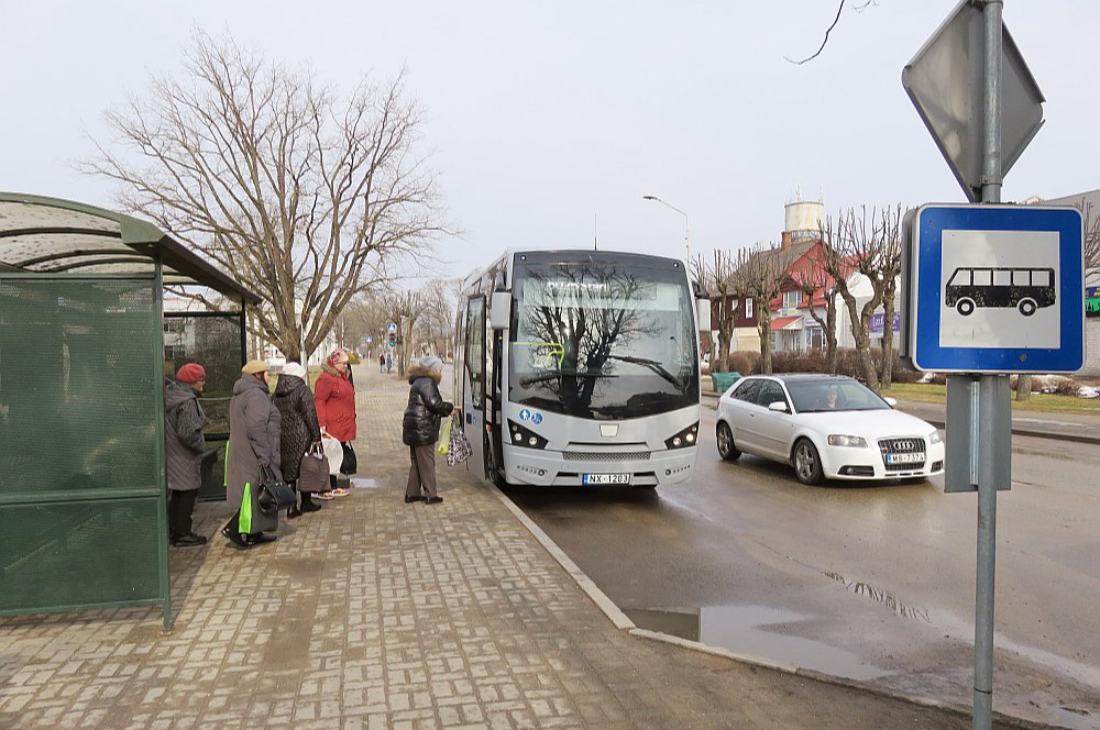 Ar reģionālajiem autobusiem pērn Latvijā kopā pārvadāti 20,46 miljoni pasažieru. Autobusu maršrutu tīklā kopumā ir aptuveni 16 500 pieturvietu.