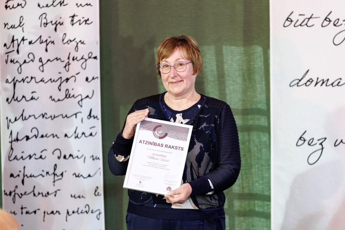 Žurnāla “Mājas Viesis” galvenā redaktore Dace Terzena ar balvu.