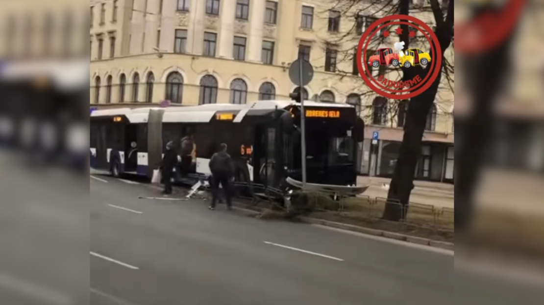 "Rīgas satiksmes" autobusa avārija Rīgas centrā.