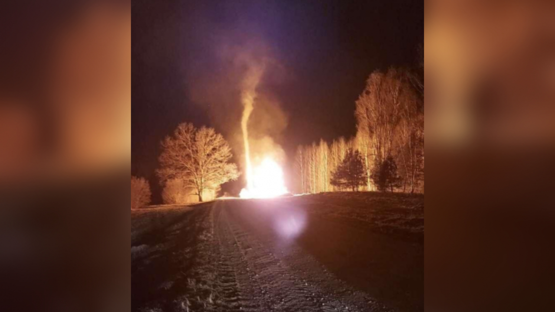 Degošā zaru kaudze.