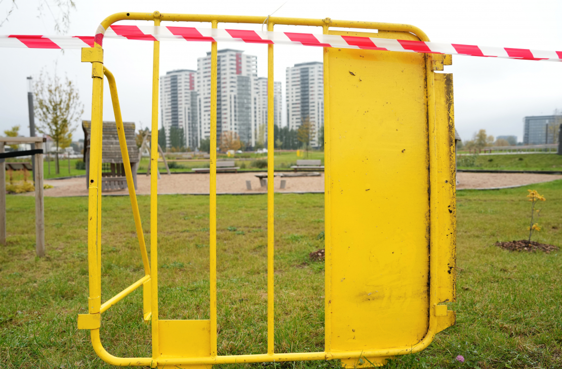 Norobežojumi Skanstes parkā.