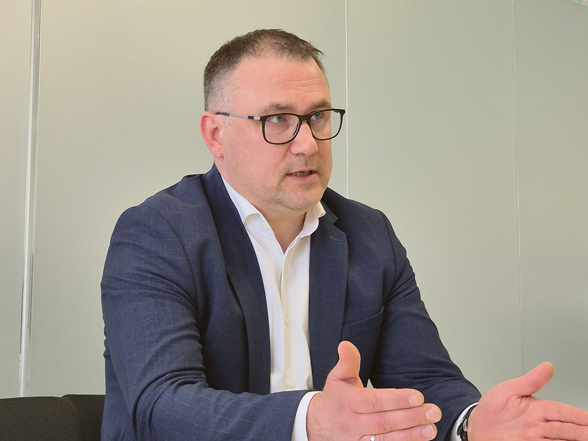 "Pārstrādāto graudu apjoms ir galvenā mūsu darbības mēraukla, kas izaugsmi atspoguļo visspilgtāk. Pirms kādiem 15 gadiem mūsu pārstrādes jaudas bija robežās no 100 000 līdz 150 000 tonnu graudu gadā. Pērn šajā rādītājā sasniedzām jau 370 000 tonnu, bet man šķiet, ka pat tie nav griesti," tā "Dobeles dzirnavnieks" vadītājs Kristaps Amsils.