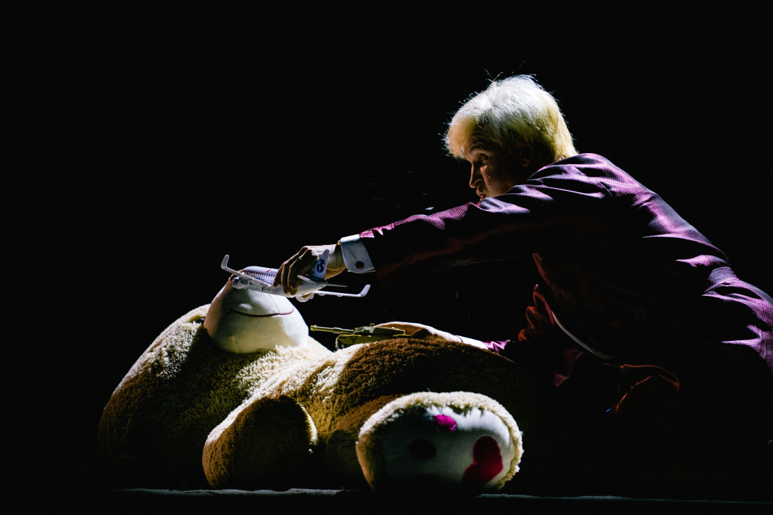 Komēdijas "Patiesais kailums" pirmizrāde.