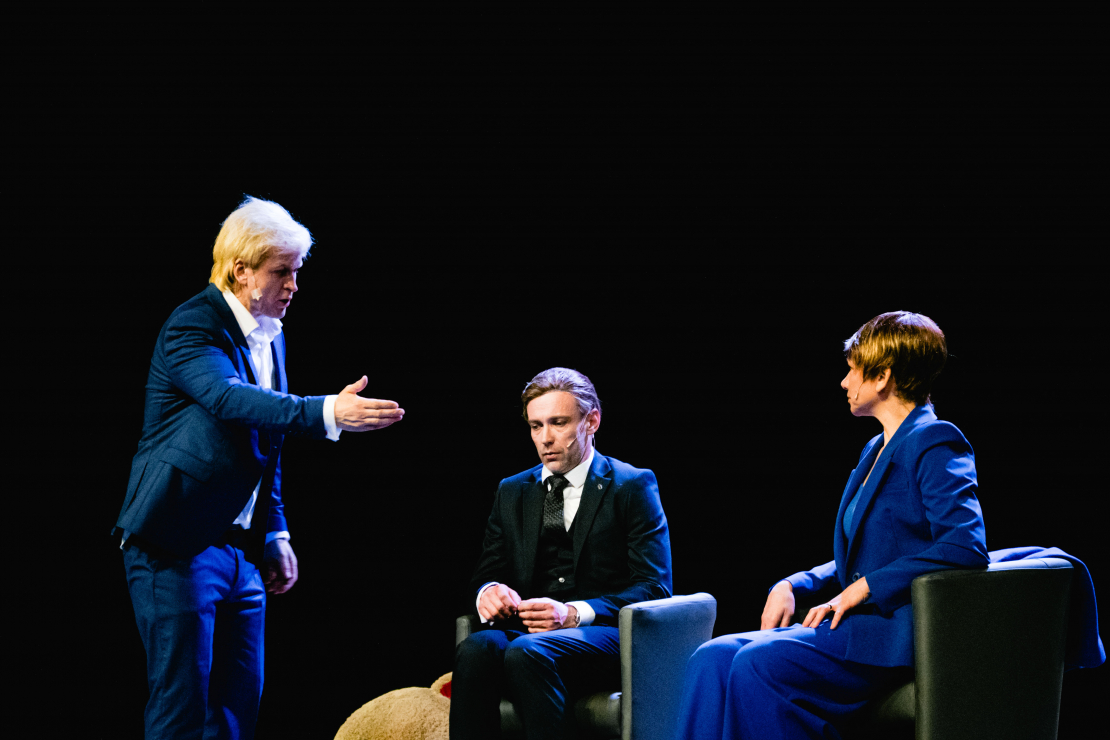 Komēdijas "Patiesais kailums" pirmizrāde.