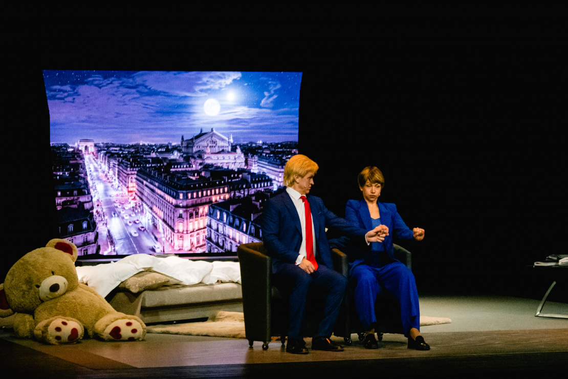 Komēdijas "Patiesais kailums" pirmizrāde.