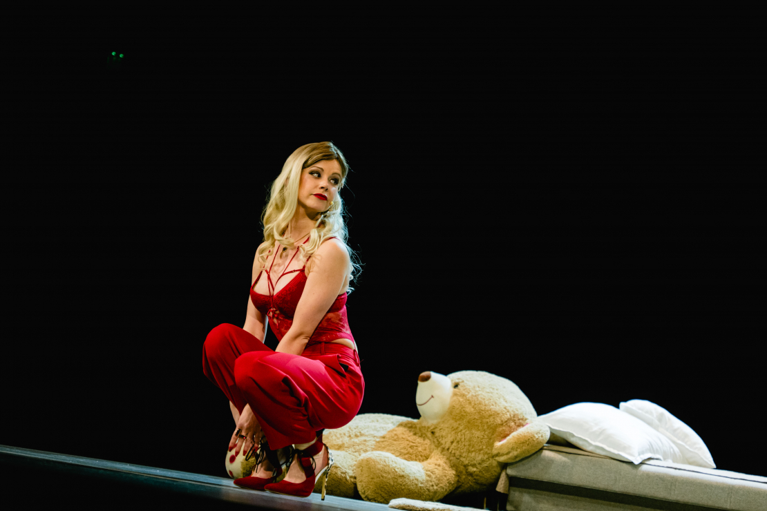 Komēdijas "Patiesais kailums" pirmizrāde.