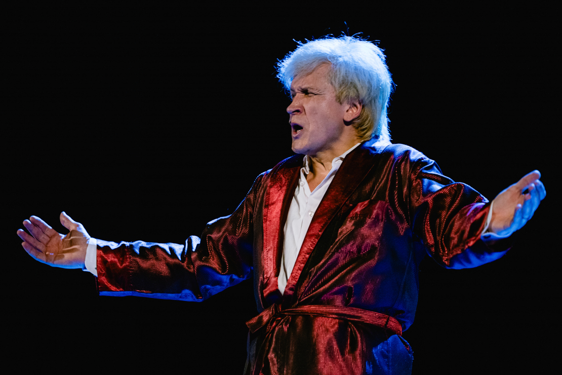 Komēdijas "Patiesais kailums" pirmizrāde.