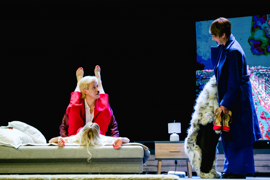 Komēdijas "Patiesais kailums" pirmizrāde.