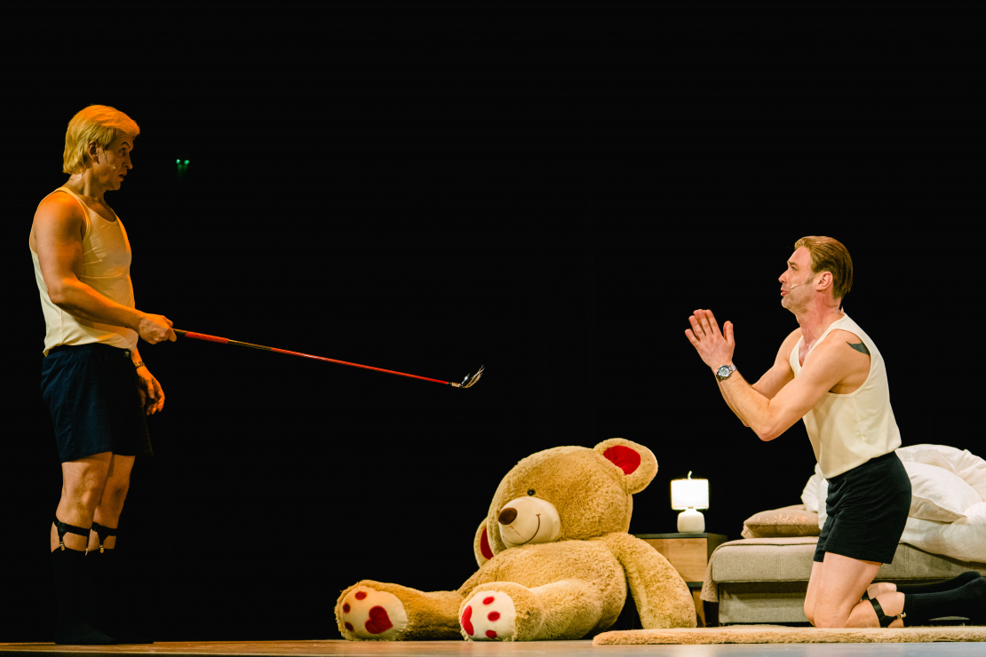 Komēdijas "Patiesais kailums" pirmizrāde.