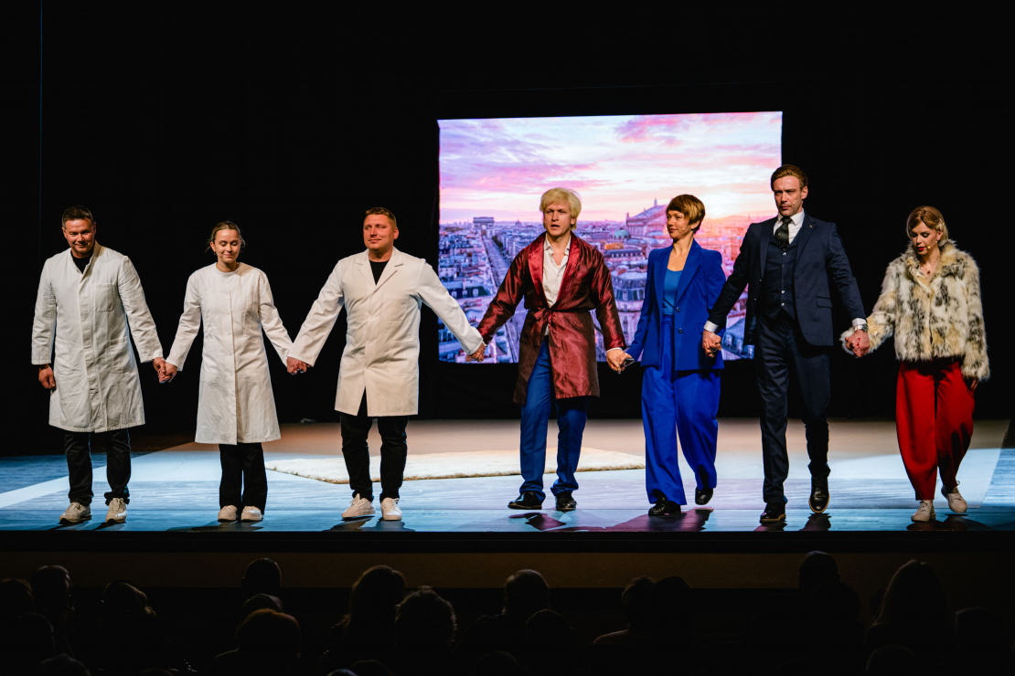 Komēdijas "Patiesais kailums" pirmizrāde.