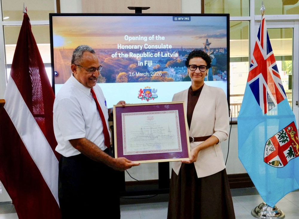 Latvijas goda konsuls Fidži Savenace Seniloli un Latvijas vēstniece Austrālijā un īpašā sūtne Klusā okeāna salu valstīs Samija Šerifa.
