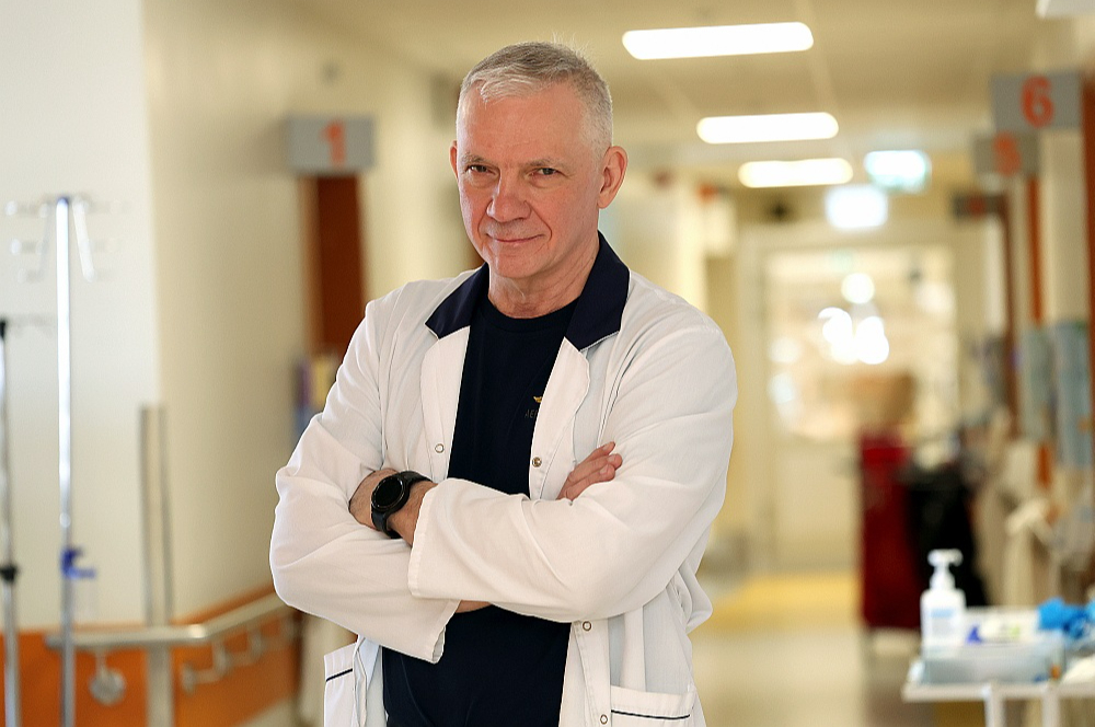 Andris Vikmanis: "Situācija vairāk līdzinās tādam kā šovam, kura laikā gan veselības ministrs, gan slimnīcas administrācijas pārstāvji fotografējas, saliek bildes sociālajos tīklos, un ar to arī viss beidzas. Gādība par Ukrainas pacientiem ir jāuzņemas tieši ārstiem, kuriem ir jāatrod, kur šos pacientus ārstēt. Nav jau īsti kur."