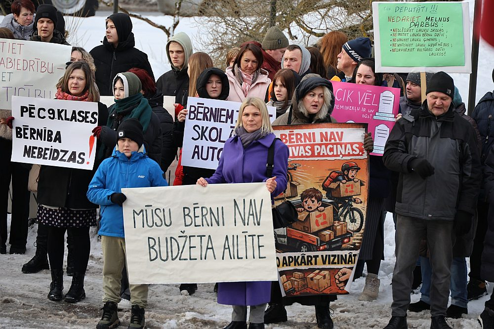 Pirms Jēkabpils novada domes 26. februāra sēdes, kurā deputāti lēma par izglītības iestāžu reorganizāciju, iedzīvotāji, pedagogi, skolēni un skolēnu vecāki piketā protestēja pret plānotajām izmaiņām.