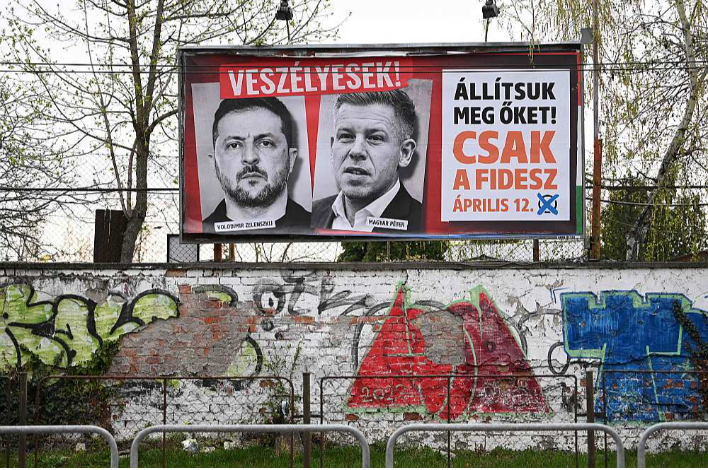 Viktora Orbāna "Fidesz" Ukrainas jautājumu padarījusi par teju galveno 12. aprīļa vēlēšanās. "Viņi ir bīstami! Apturēsim viņus. Tikai "Fidesz"," vēsta plakāts, uz kura redzams Ukrainas prezidents Volodimirs Zelenskis un opozīcijas līderis Pēters Maģars.