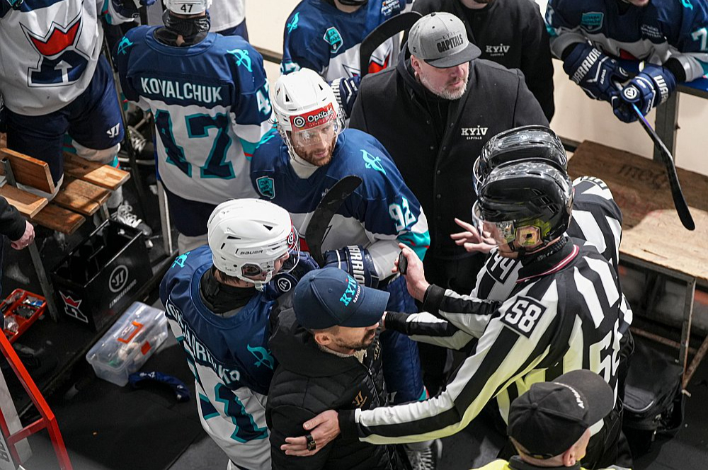 Jau "Mogo/RSU" un Kijivas "Capitals" pusfināla dueļa otrajā mačā tikai tiesnešu iejaukšanās neļāva notikt kautiņam starp abu komandu rezervistu soliņiem. Rīdzinieki neslēpj, ka no pretiniekiem nākuši ļoti skarbi apvainojumi, bet "play off" hokejā ar to jārēķinās.