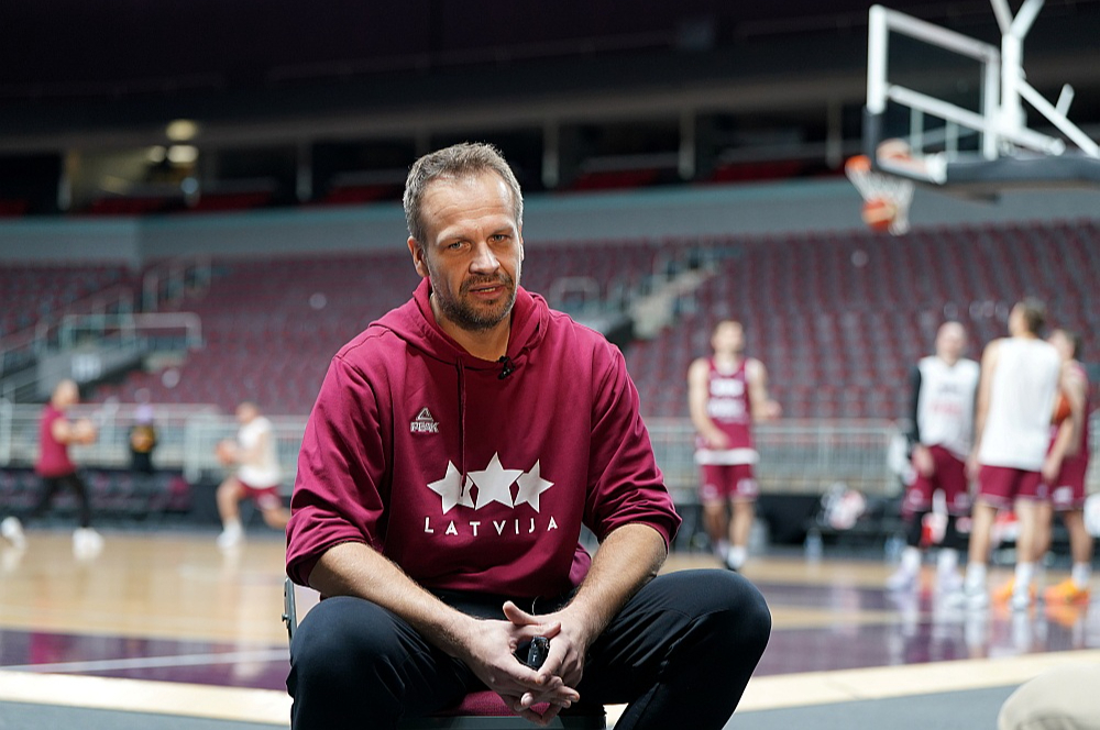 Jānis Gailītis deviņus gadus vadīja "VEF Rīgu", aizpērnajā vasarā dodoties leģionāra gaitās. Pēc veiksmīga gada Vācijā, kur Veisenfelsas "Syntainics MBC" aizveda līdz uzvarai kausa izcīņā, viņš pārcēlās uz Franciju un Strasbūras "SIG" šobrīd tabulā ieņem ceturto vietu. Gailītis bija Latvijas izlases treneru korpusā Lukas Banki laikā, sekmējot veiksmīgo posmu un izcīnīto piekto vietu Pasaules kausā.