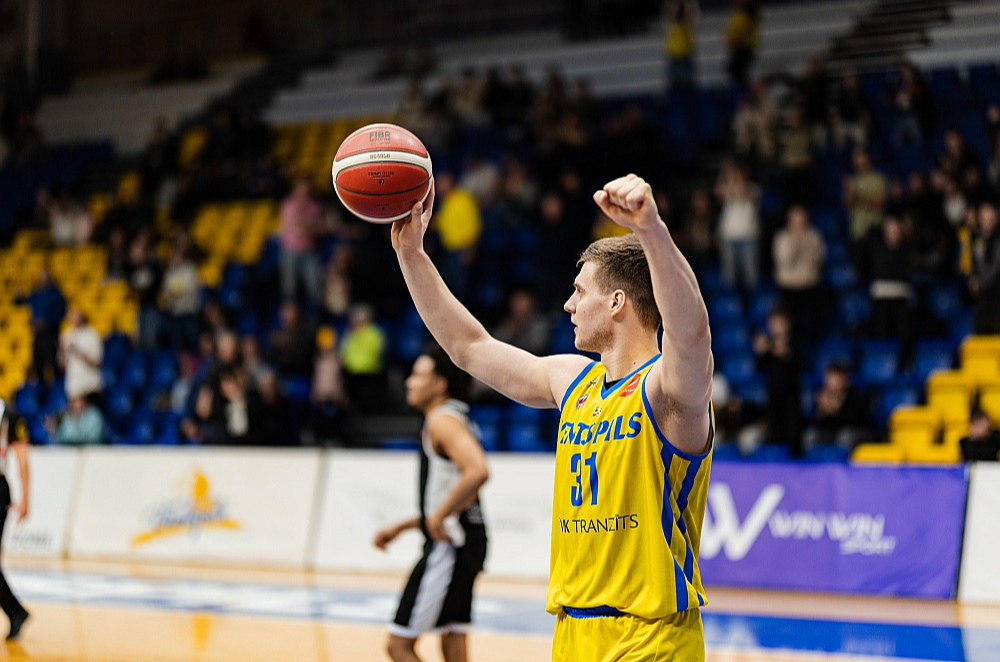 "Ar darbu, pacietību un nepadošanos var nonākt augstāk. Ticu, ka varu spēlēt," teic trešo sezonu "Ventspilī" aizvadošais Edvards Mežulis, kuram līgums ar klubu šopavasar beidzas.