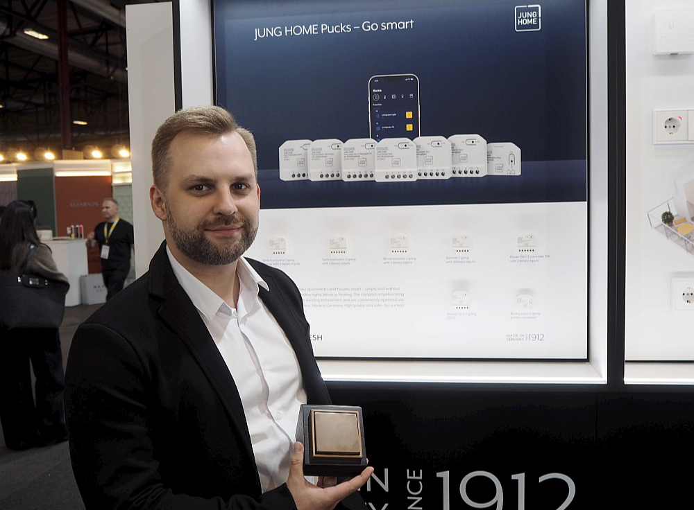 "Mūsu jaunums ir speciāls paliktnis, ko, novietojot zem elektriskā slēdža, var pievienot gudrās mājas sistēmai," atzīmē dizaina centra "Lucidus Techno" projektu vadītājs Mārtiņš Zelmenis.