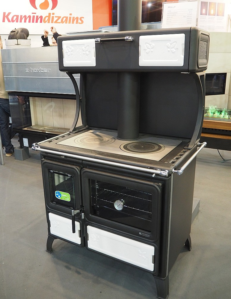 Kamīndizaina piedāvājuma klāstā bija arī kārtīgas malkas plītis. Katras saimnieces sapnis...