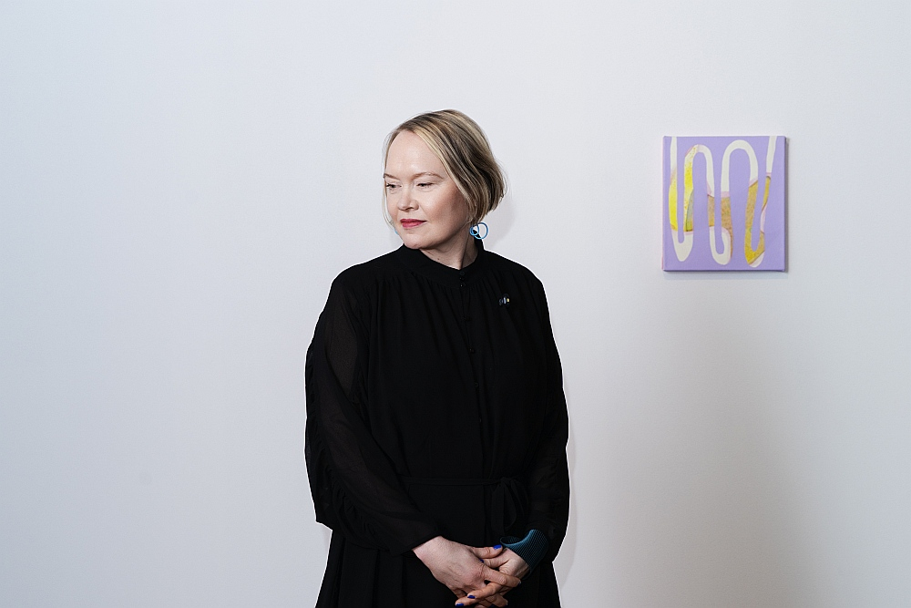 Somu māksliniece Rozmarija Torpo savā jaunradē pēta krāsas formas, kustības un telpas attiecības, uzsvaru liekot uz drīzāk intuitīvu darbu.